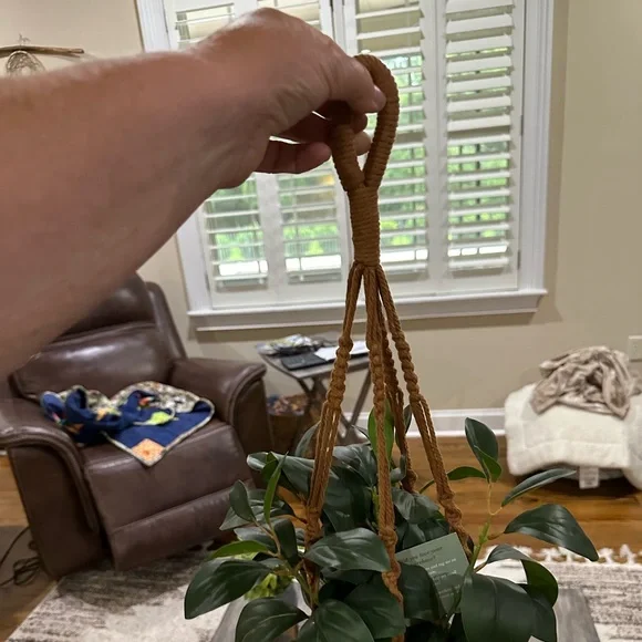 2 Hanging Planters - Picture 5 of 8